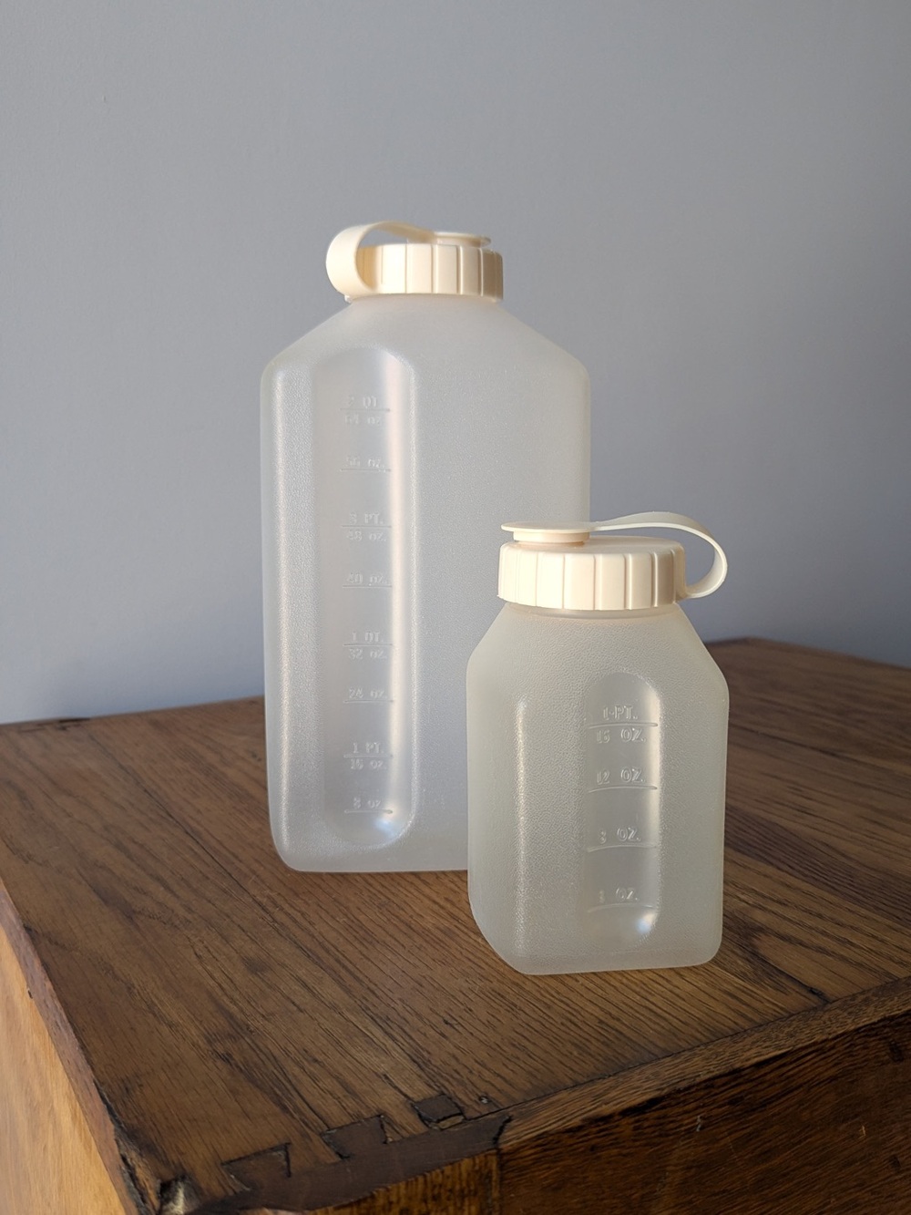 Rubbermaid Servin Saver 1 Pint 2 Quart Liquid Container Set Of 2 Bottles Almond